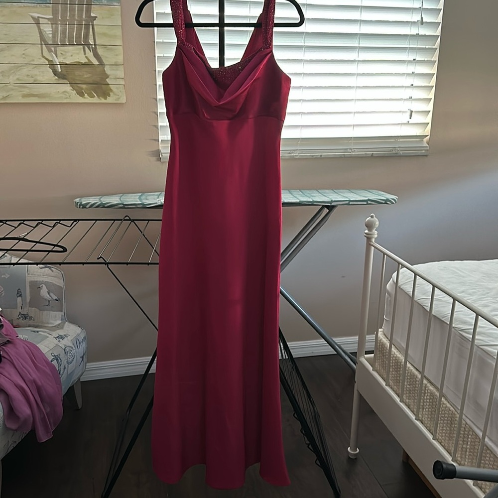 Elegant Burgundy Sleeveless Nightgown Dress